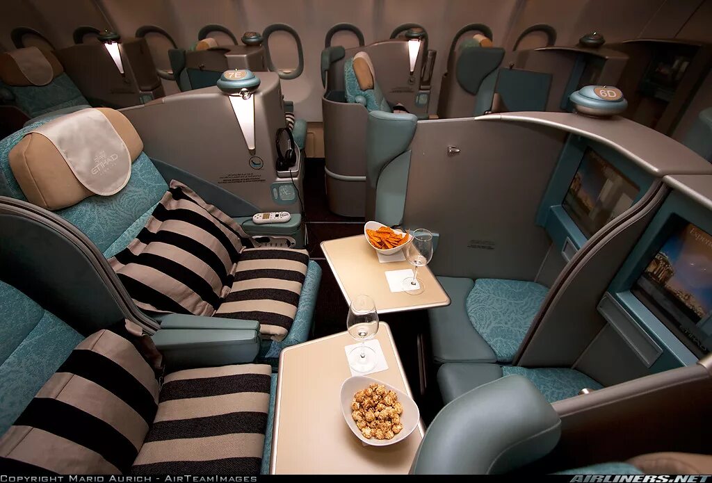 Бизнес класс и первый класс. Чем отличается бизнес от эконома. Места бизнес класса в самолете. 737 империал. Чем отличается бизнес от эконома.