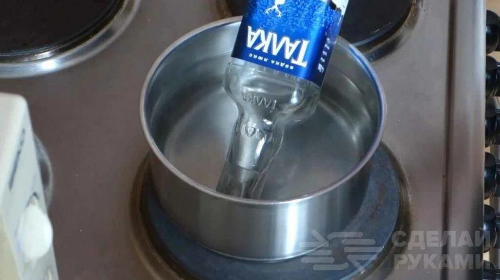 Вытащить дозатор из бутылки. Вытащить дозатор из бутылки. Как снять дозатор с бутылки. Снять дозатор с бутылки водки. Как вытащить дозатор из бутылки.