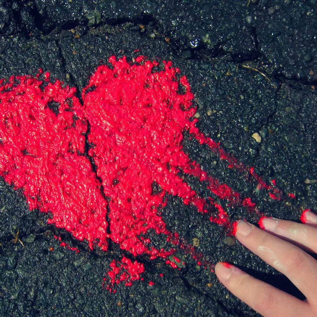 Расстрелянное сердце. Сердце в мусорке. Красивое разбитое сердце. Осколки сердец. Сердечки картинки.