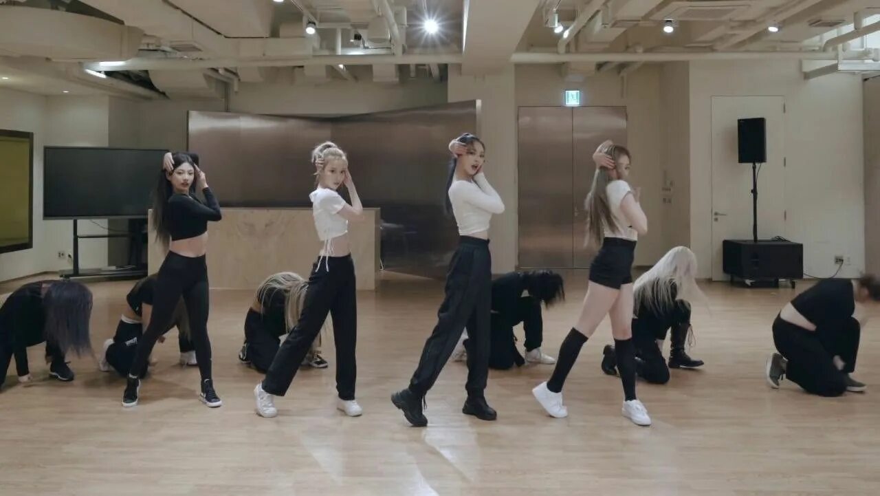 Буто стиль танца. Фестиваль по эстетическим видам спорта. Танцевальная аэробика для детей. Аэспа группа dance practice. Practice dancing.