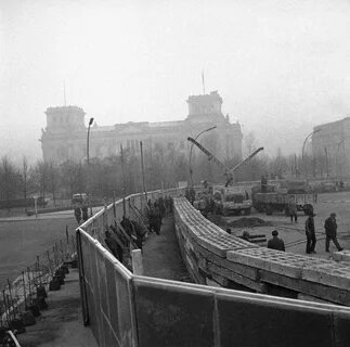 В каком году построена стена