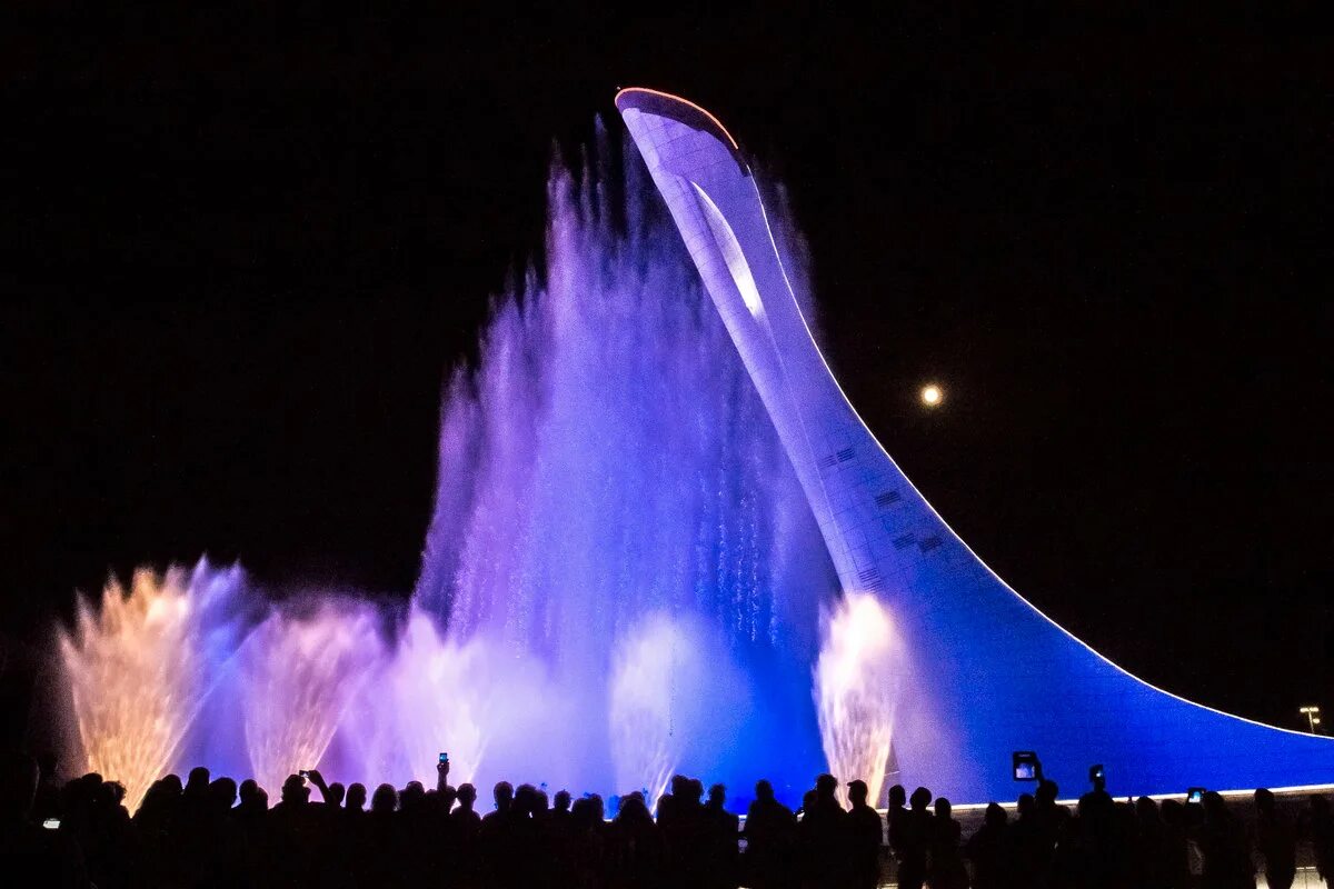Время поющих фонтанов. Поющие фонтаны Сочи. Фонтан в Адлере Олимпийский. Танцующий фонтан в Сочи. Поющий фонтан Сочи лебедь.