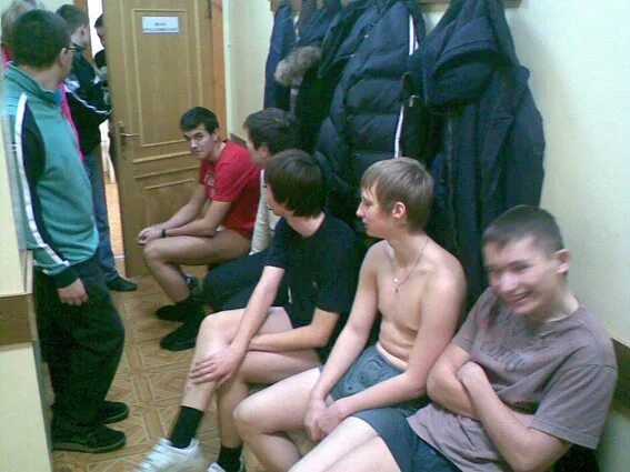 Призывники на медкомиссии. Школьники в военкомате. Медкомиссия в армию. Военная комиссия. Школьники в военкомате.