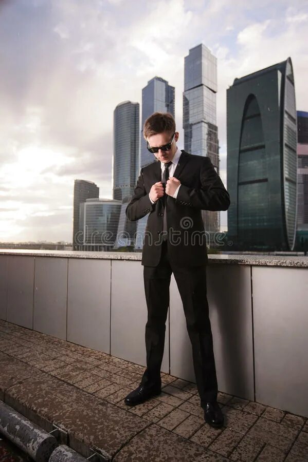 Человек на фоне здания. Топ менеджер. Бизнесмен москва сити. Бизнес картинки. Бизнесмен москва сити.