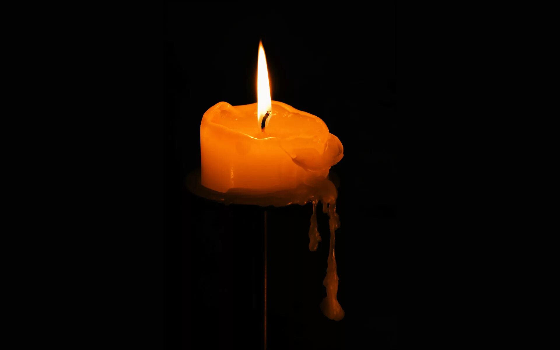 Горящая свеча. Свеча на черном фоне. Свечка на черном фоне. Свеча на темном фоне. Горящая свеча 22.03 2024