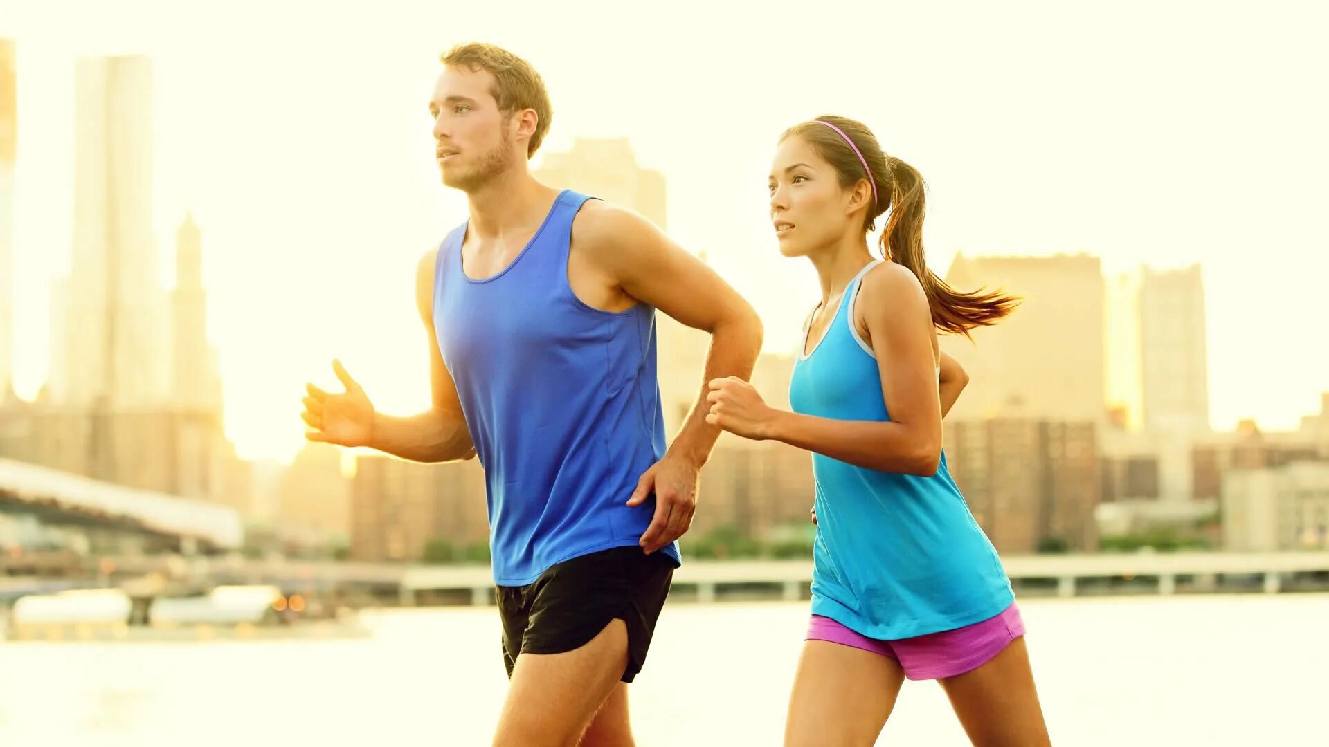 Спортивные пары. Спортивные люди. Мужчина и женщина бегут. Заниматься спортом. Время утренней пробежки