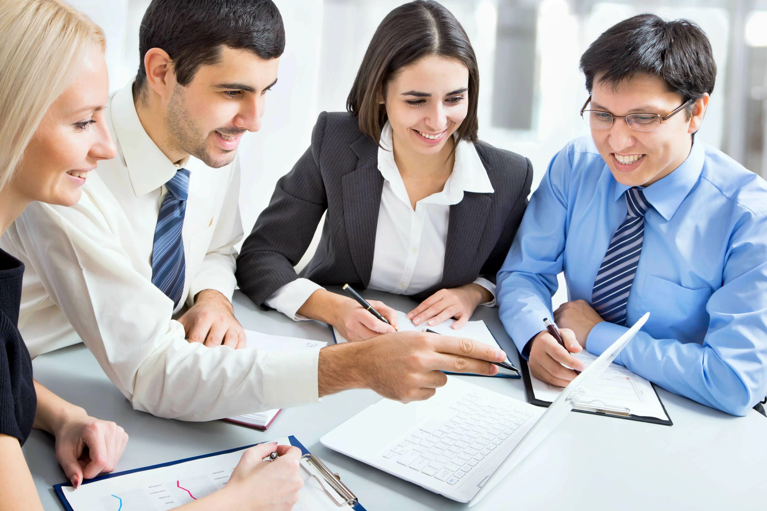 Деловое общение. Бизнес коммуникации. Руководитель с подчиненными. Работа бизнесмена. Деловая встреча мужчина и женщина.