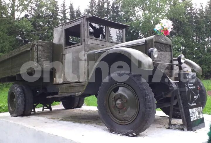 Полуторки на чмз. Памятник ЗИС-5 Подборовье. Автомашина ЗИС 5 Подборовье. Памятник автомашине «ЗИС-5» В Подборовье. Памятник полуторки в Санкт-Петербурге.