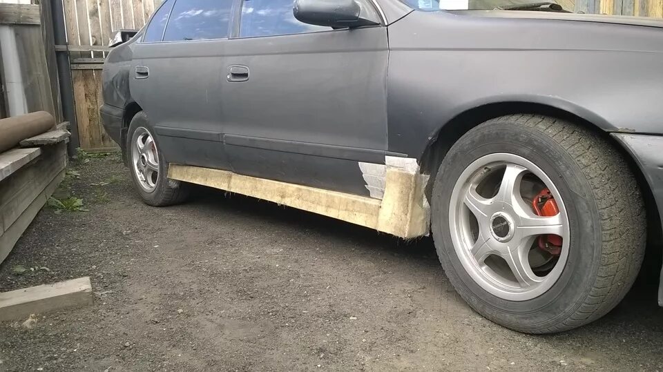 Накладки на пороги тойота премио. Пороги для toyota caldina t210. Пороги на корона премио. Пороги корона премио. Пороги корона премио.