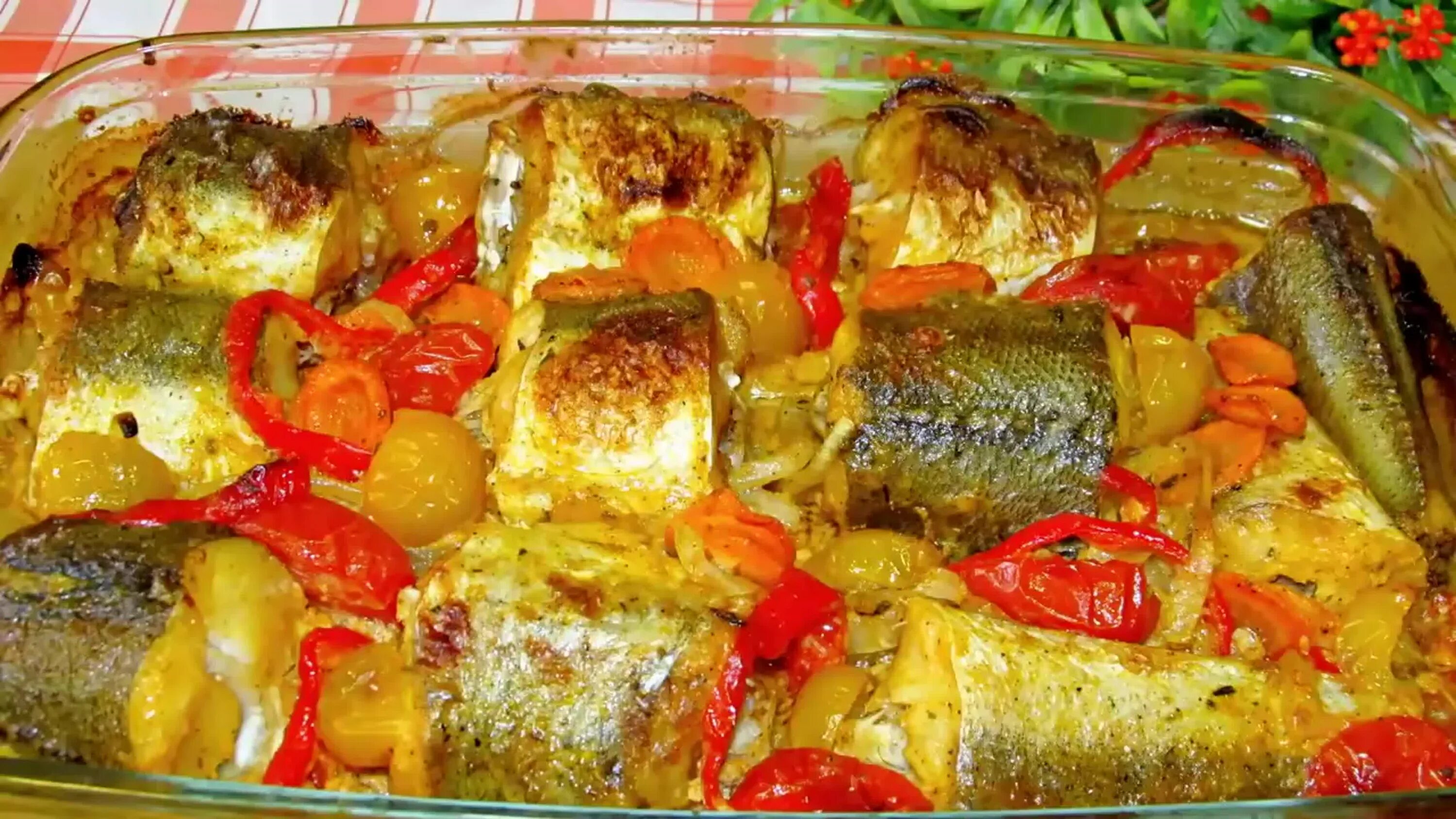 Вкуснейшая рыба с овощами в духовке