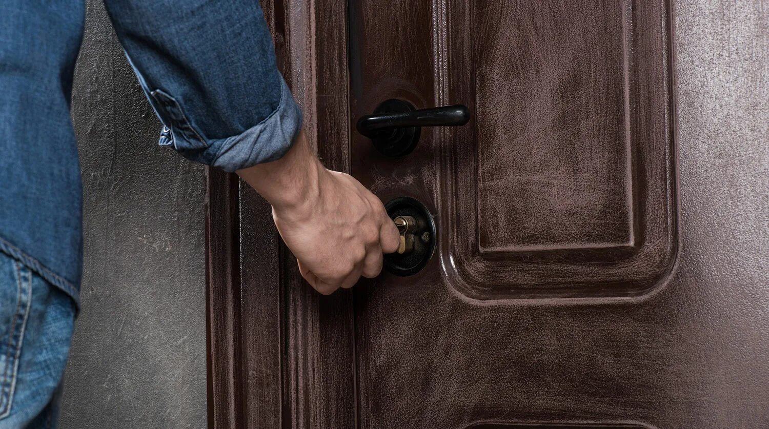 Запертая дверь. Открытая дверь в квартиру. Закрываю дверь квартиры выключаю все. Ключ в двери. Открывает дверь ключом.