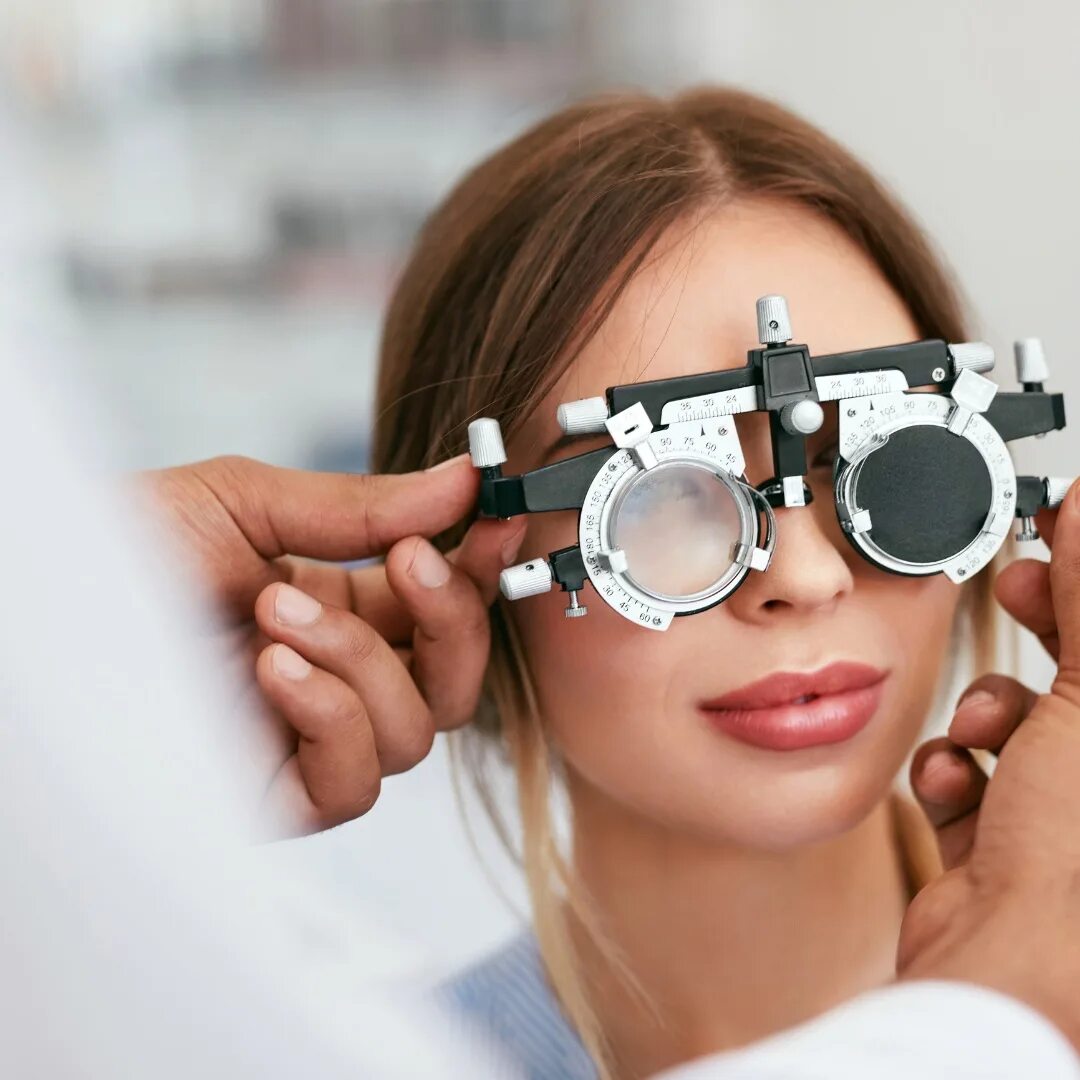Проверить зрение клиника. Очки офтальмолога. Оптика. Оптика глаза. Оптика очки.