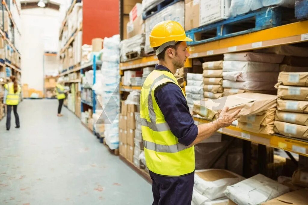 Комплектация на складе. Грузчик сток. Работники склада 2 2. Работник склада. Комплектовщик на склад.