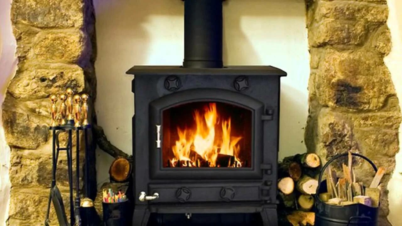 Чугунный камин в интерьере. Печь-камин экокамин бавария оптима. Печь камин dacha. Камин в деревянном доме. Печь камин dacha2.