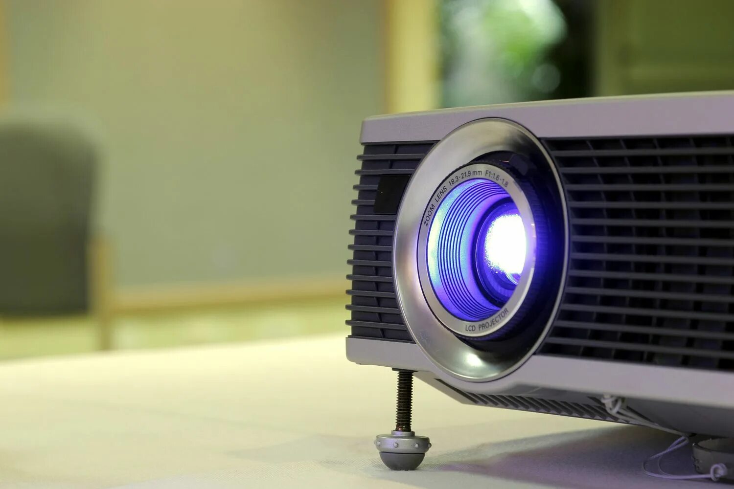 Какой проектор для телефона выбрать. Светодиодный проектор (led Projector) Fangor а-206a. Проектор led Projector vf260. Проектор Kenko REGXIA. Видеопроектор Christie Roadster s+16k.