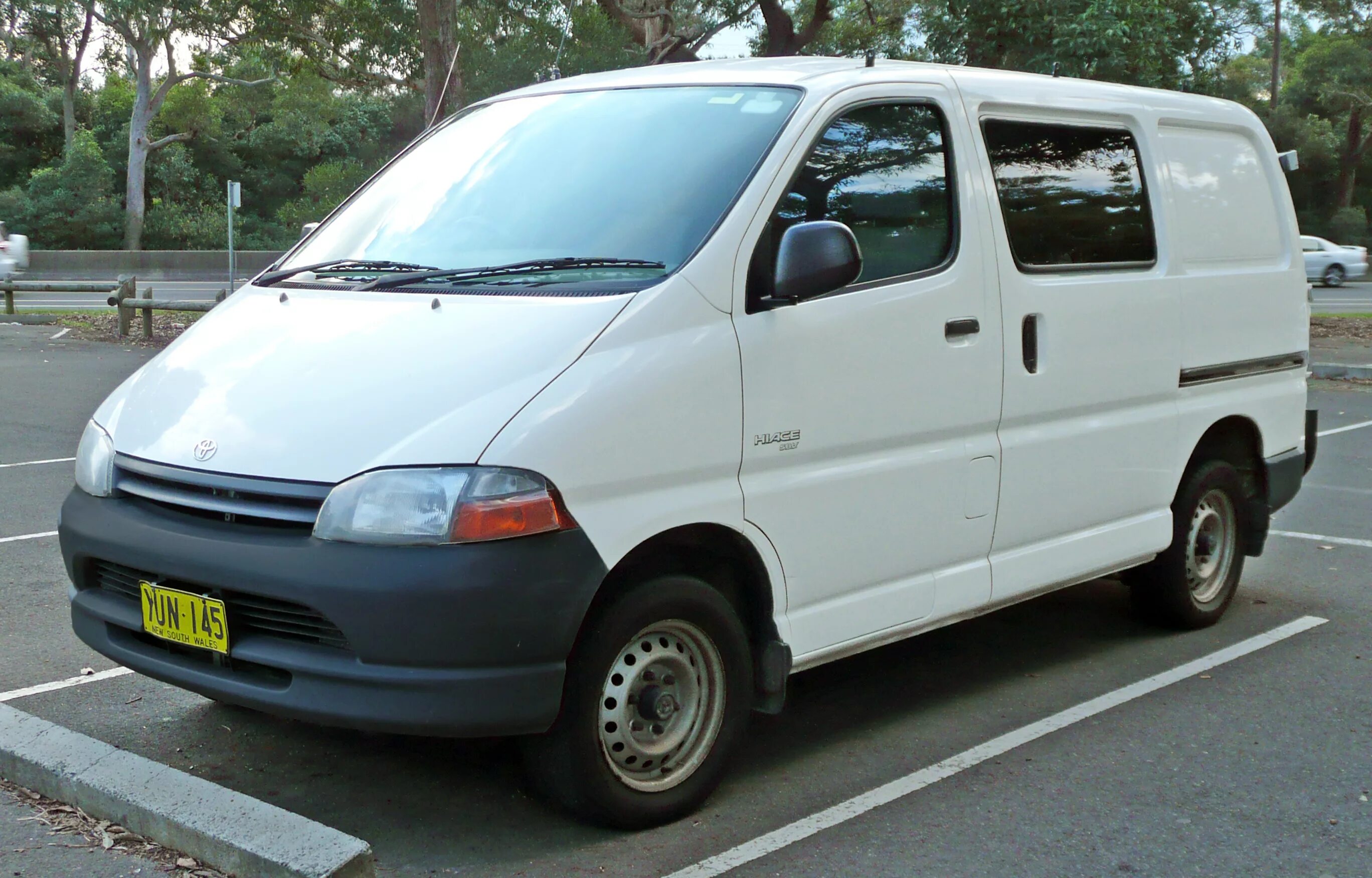 Toyota hiace 2004 wagon. Наклейки тойота хайс. Тойота hiace 3. Toyota hiace 4wd левый руль. Эмблема тойота хайс.