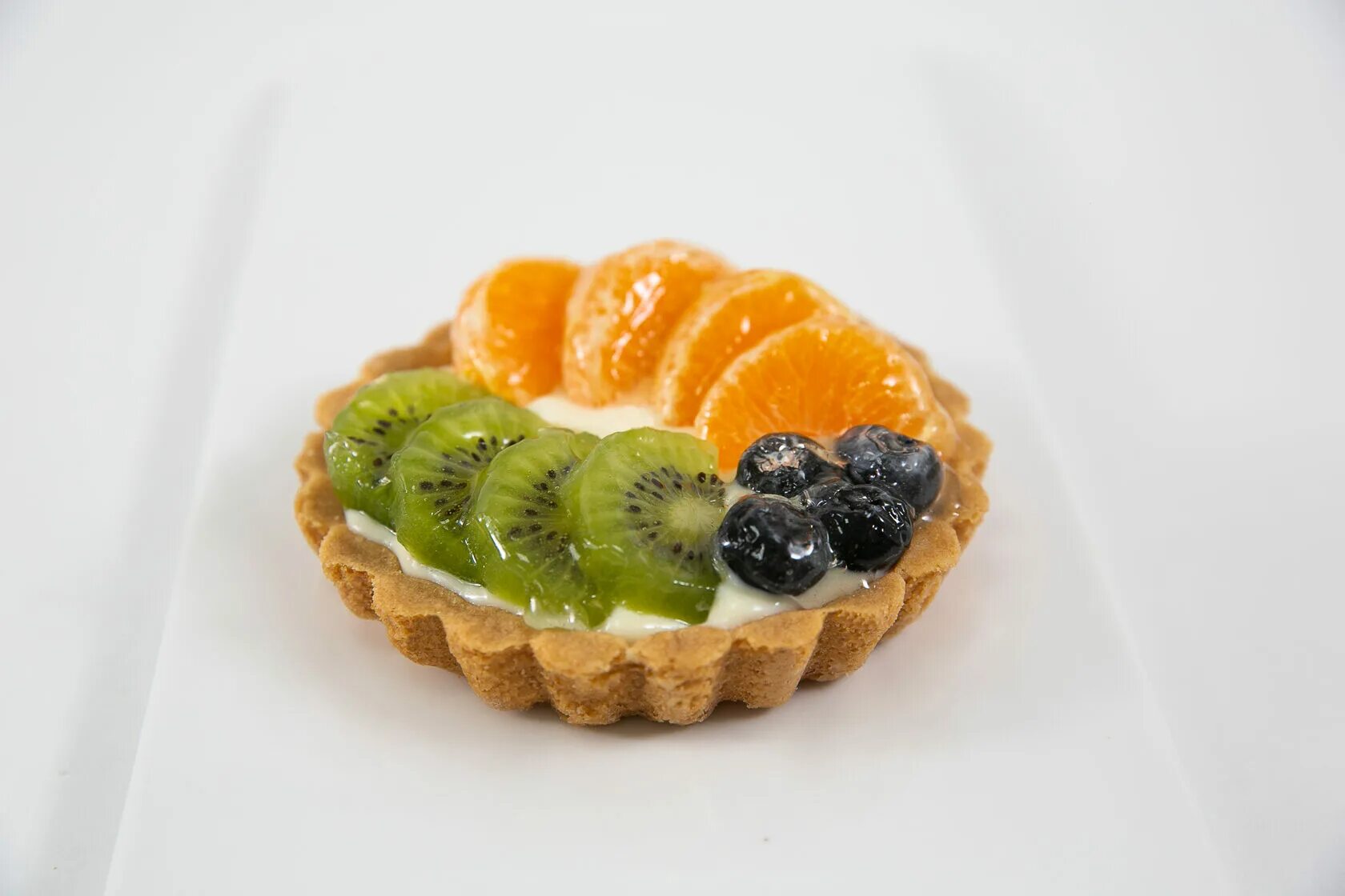 пирожное корзинка с белковым кремом. корзиночка с вишней. песочные корзинки с белковым кремом.