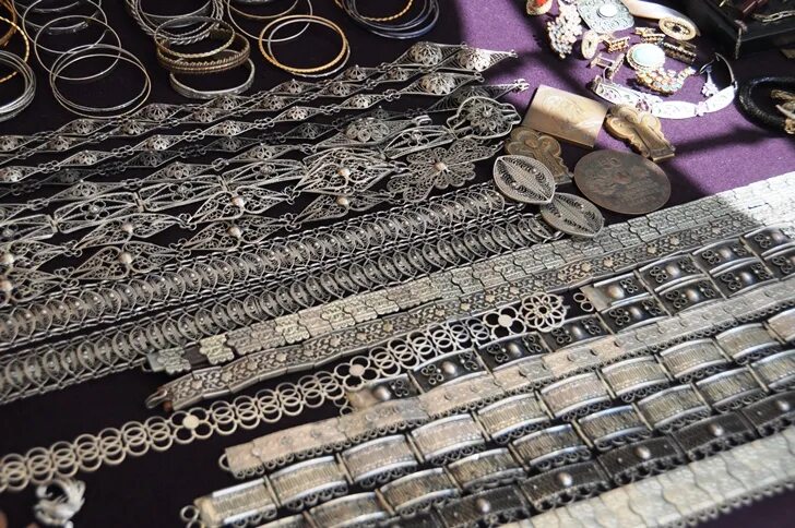 Jewelry Ереван Вернисаж. Ереван Вернисаж рынок серебро. Вернисаж в Ереване рынок золото. Серебряные украшения в Ереване на вернисаже. Ереван пояс