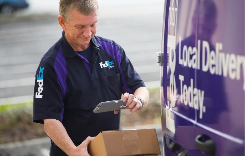 Fedex работает. Курьер федекс. компания fedex. федекс фото. fedex federal express.