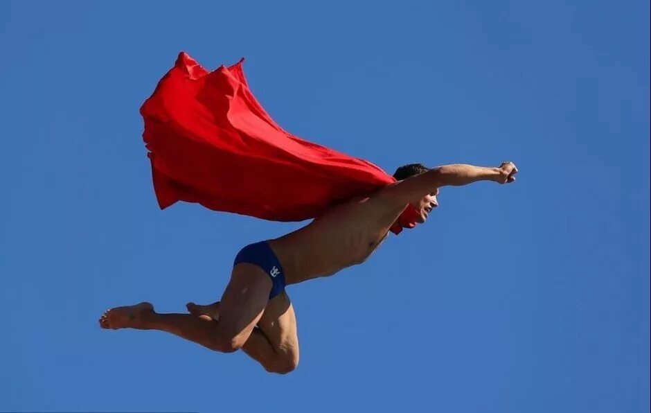 Прыжок Супермена. Человек в полёте. Полет в прыжке. Человек в прыжке. Тело полетело