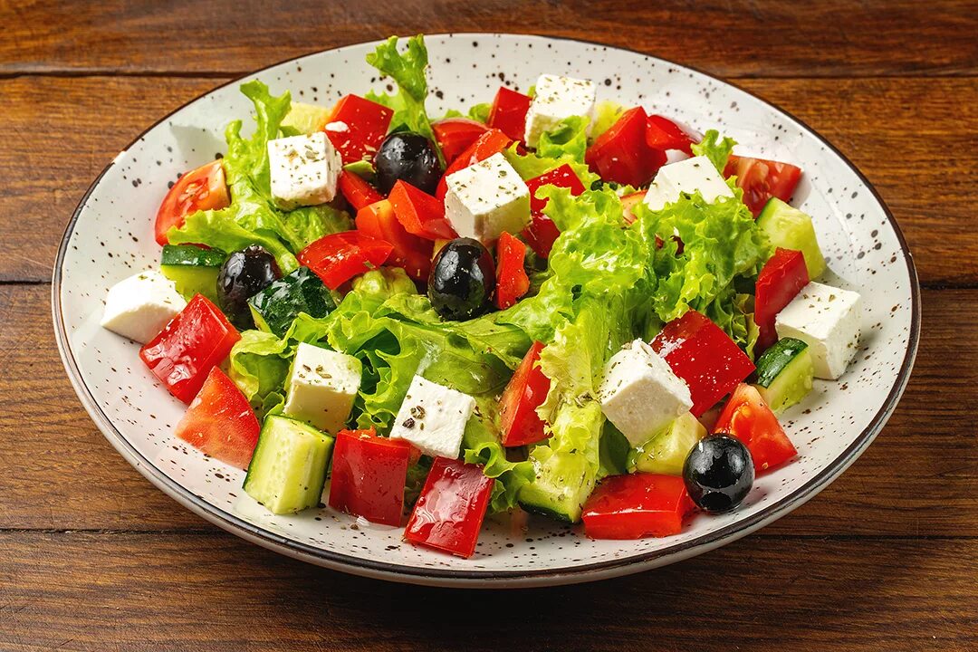 Greek Salad(греческий салат). Греческий салат Хориатики. Салат греческий классический с фетаксой. Фетакса помидоры,огурцы перец маслины. Салат греческий фетаксой и маслинами листьями салата