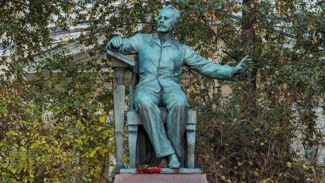 Памятник петру чайковскому в москве. Московская консерватория памятник чайковскому. Памятник чайковскому перед московской консерваторией. Памятник петру чайковскому. Консерватория памятник чайковскому.
