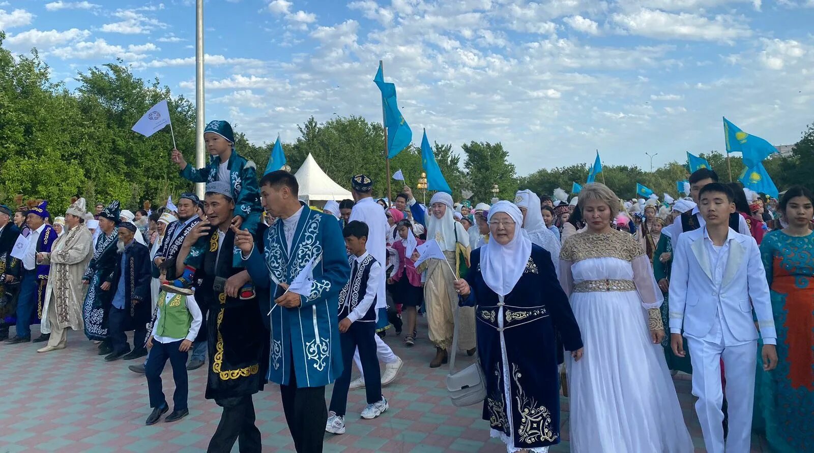 Атырау люди. Люди атырау. Люди атырау. Самая высокая девушка в казахстане. Атырау новости на сегодня.