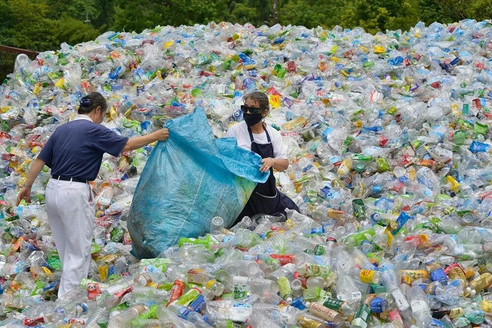 Переработка полиэтиленовых пакетов. Пластмассовые отходы. Отходы из пластмассы. Мусорные отходы из пластика.
