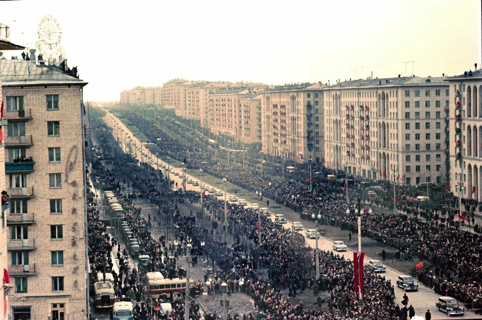 Встреча гагарина в москве 14 апреля 1961 года. 14 апреля 1961 в москве встречали гагарина. Москва 14 апреля. Торжественная встреча гагарина в москве. Москва 14 апреля.