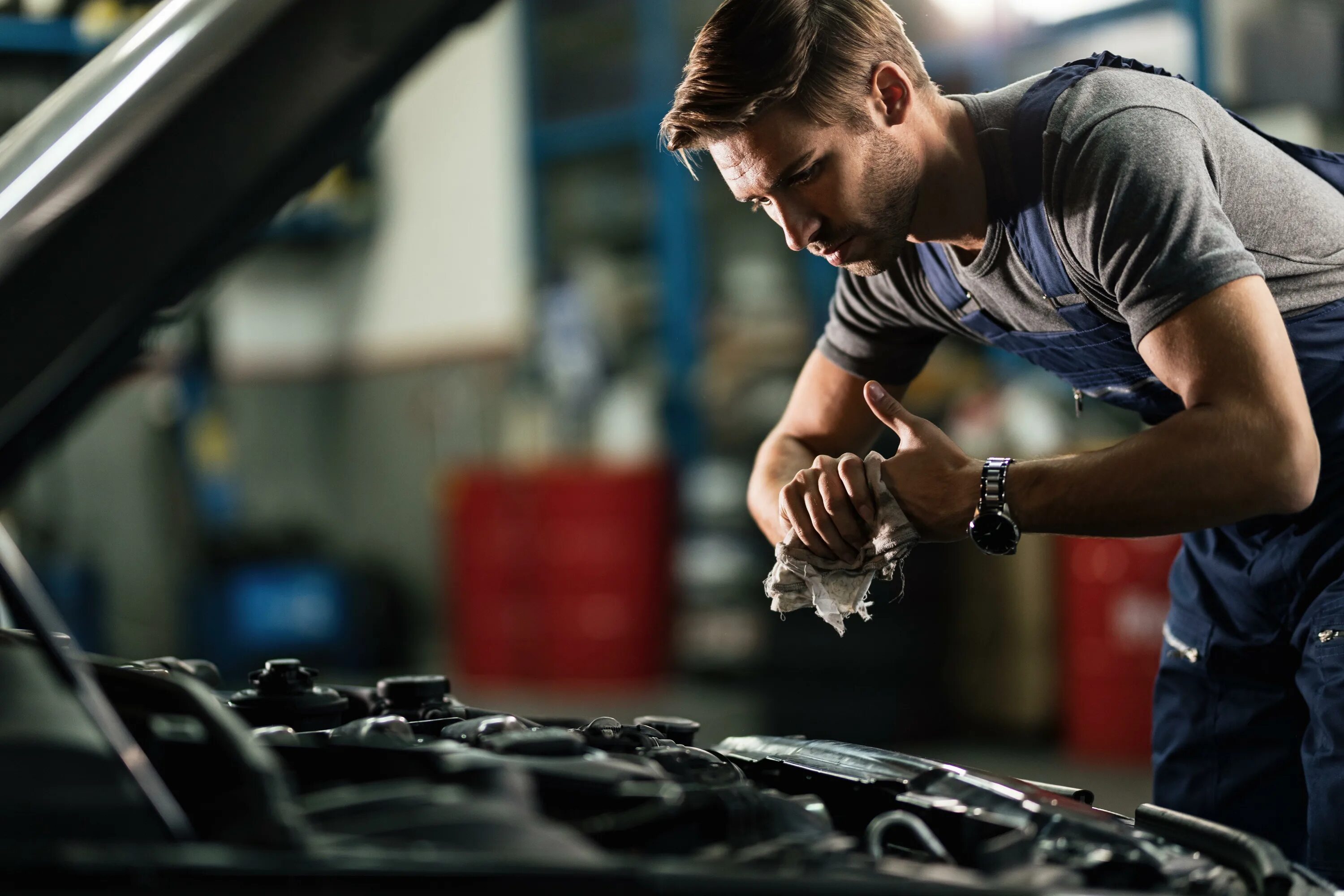 Sam had the mechanic his car. Автомеханик. Красивый автомеханик. Автомеханик профессионал. Профессия автомеханик.