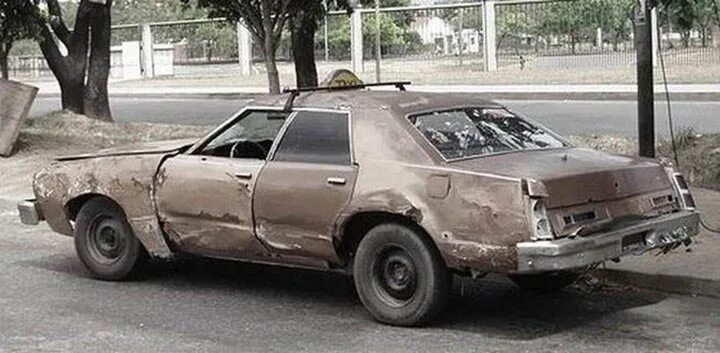 Свалка автомобилей. Москвич 412 развалюха. Заброшенные спорткары. Японская свалка автомобилей. Страшные машины.