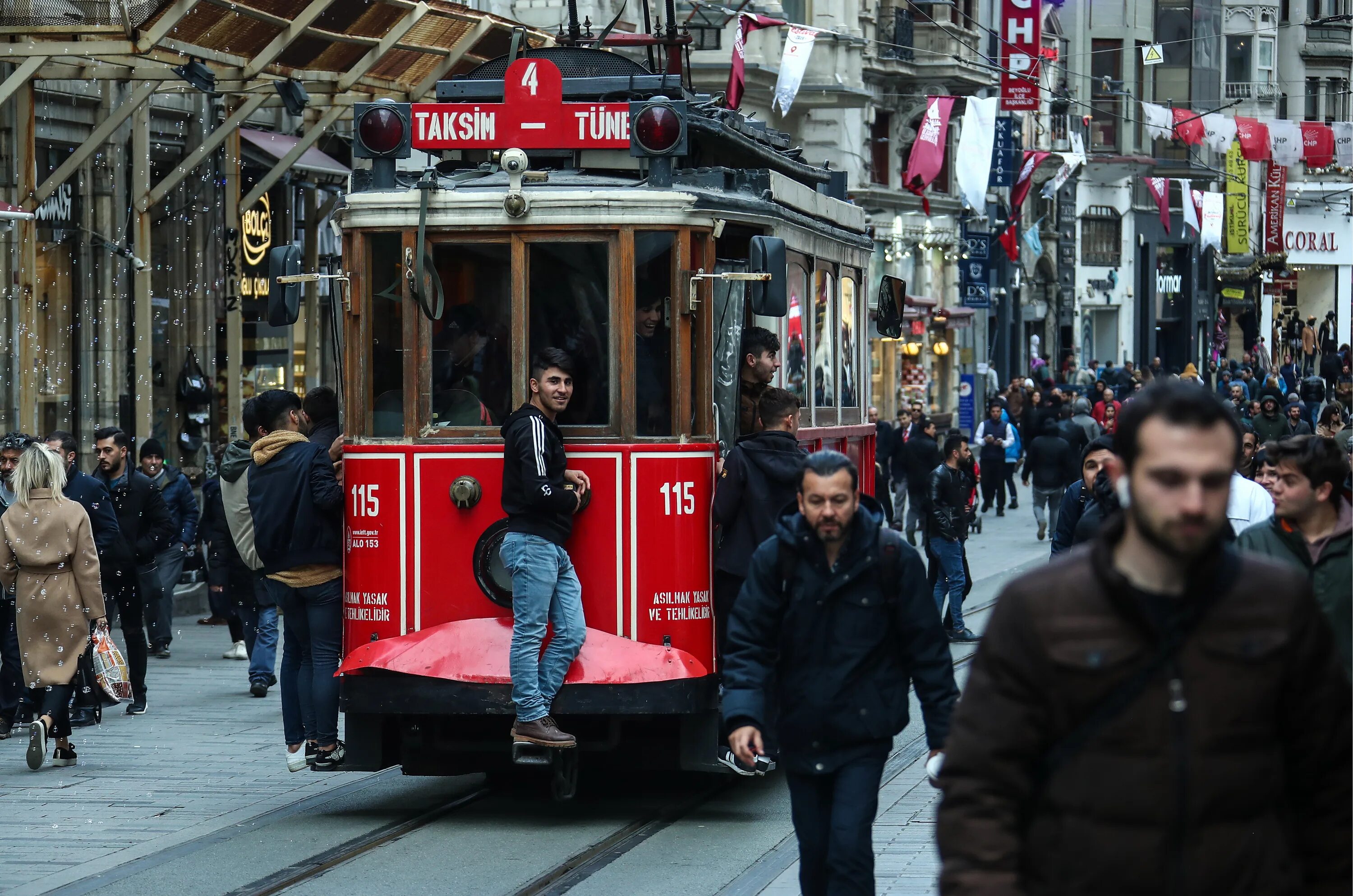 Улица Истикляль в Стамбуле. Знаменитая улица Стамбула Истикляль. Стамбул Истикляль и площадь Таксим. Один день в стамбуле дата выхода 2024