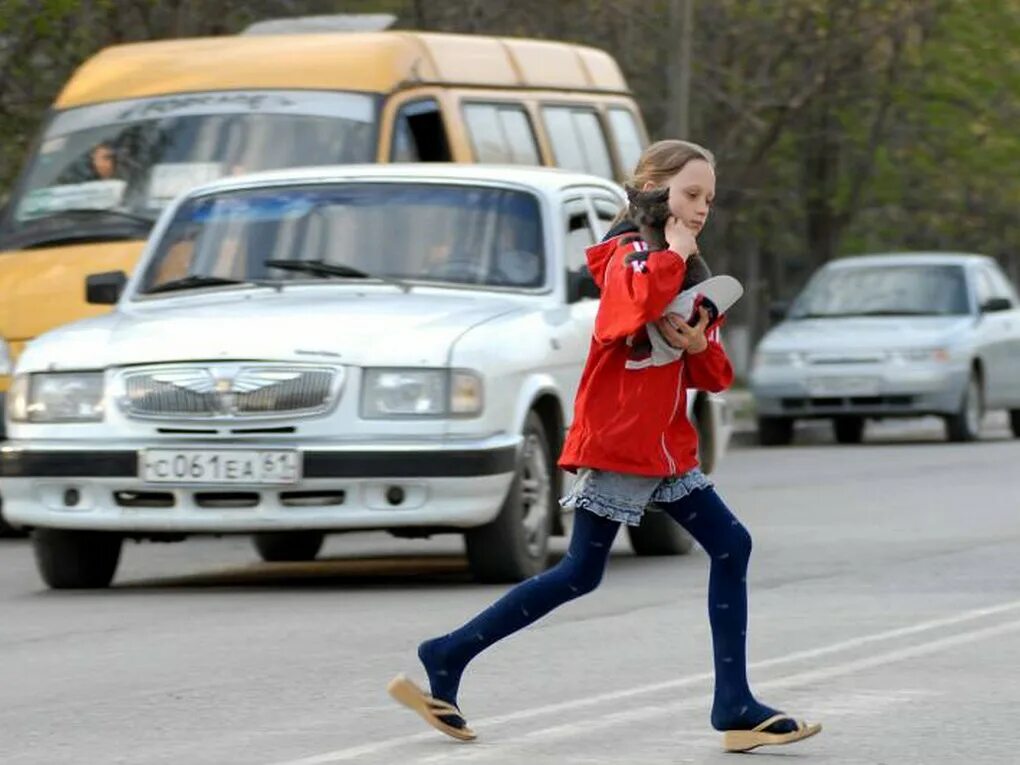 Пешеход перебегает дорогу. Человек перебегает дорогу. Пешеход в неположенном месте. Пешеход перебегает дорогу в неположенном месте. Нарушение правил дорожного движения.