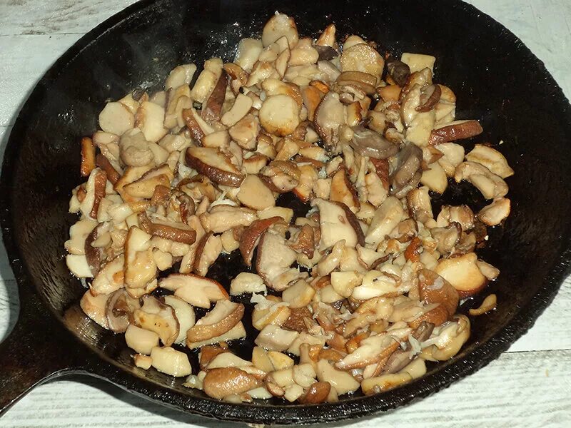 сколько жарить белые. жареные грибочки. белые грибы жареные. сколько жарить белые. картошка с белыми грибами.