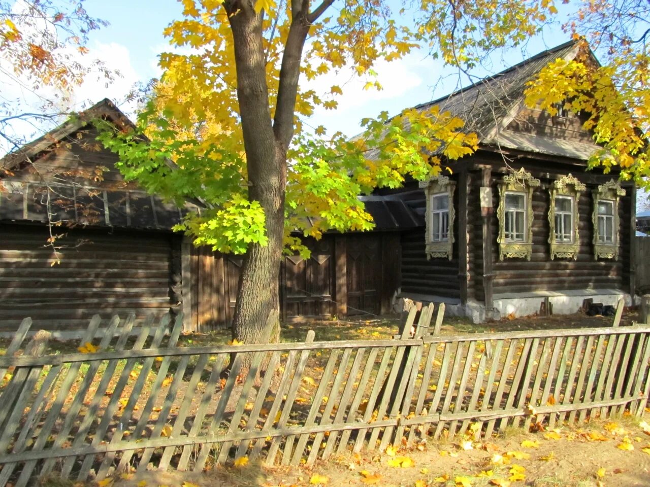 Советский дом в деревне. Домик в деревне. Деревенские дома. Деревенский дом в России. Деревянный домик в деревне.