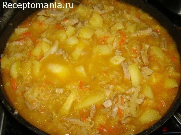 Солянка из капусты с мясом и картошкой. Солянка с капустой и картошкой. Солянка мясная классическая с капустой и картошкой. Солянка из капусты картофель. Солянка капуста картошка колбаса