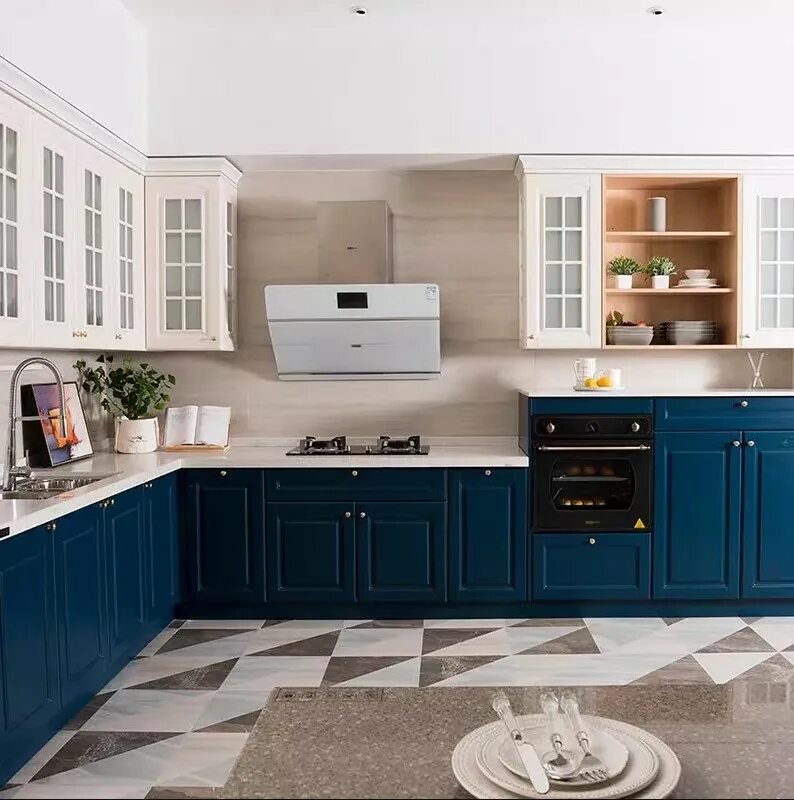 Синяя кухня. Кухня Pigeon Blue. Темно синяя кухня. Бело синяя кухня. Синяя деревянная кухня.