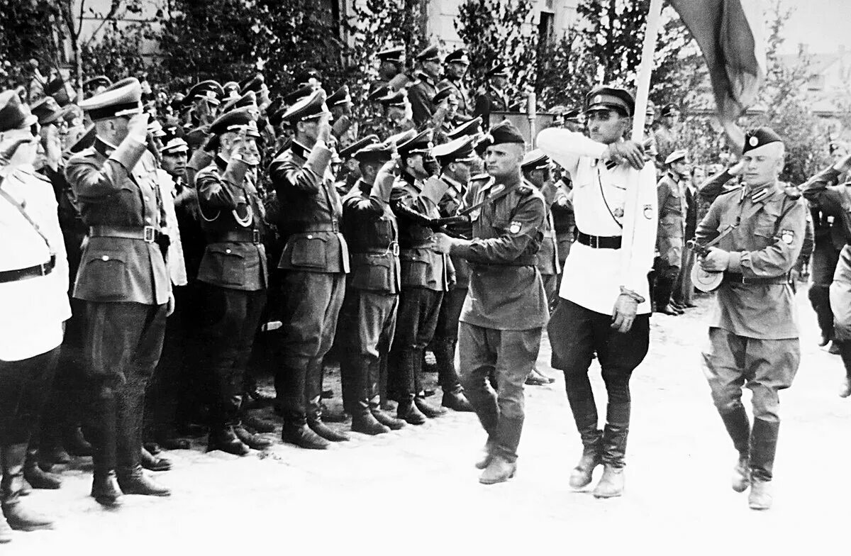 Парад власовцев в пскове 1943 год. Парад роа в пскове 22 июня 1943 года. Парад 1-й гвардейской бригады роа во пскове 22 июня 1943 г. Парад роа псков 1943. Парад 1-й гвардейской бригады роа во пскове 22 июня 1943 г.