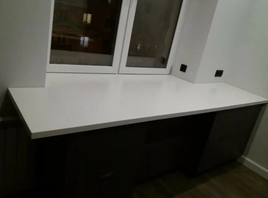 Кварцевый агломерат подоконники. Подоконник кварц 20мм. Подоконники из кварца. Широкий подоконник из искусственного камня. Кварцевый агломерат подоконники.