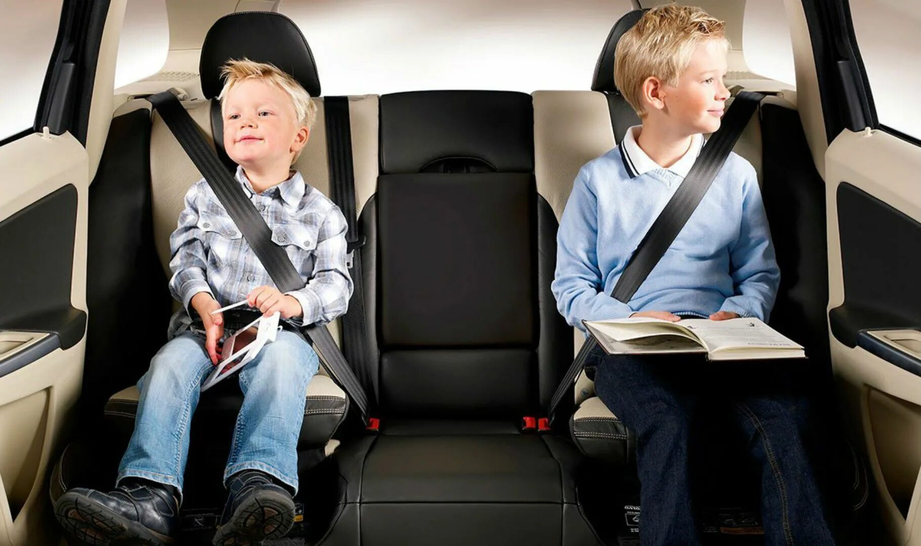 Ребенок без ремня безопасности. Ремень безопасности для автомобиля. Детский ремень безопасности в машину. Пристегивайте детей в машине. Кресло с ремнями безопасности.