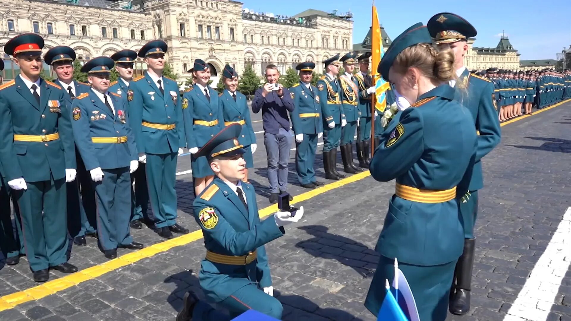 День независимости украины парад. Девушки на параде. Предложение на красной площади мчс. Сделал предложение на параде. Пограничники на параде.