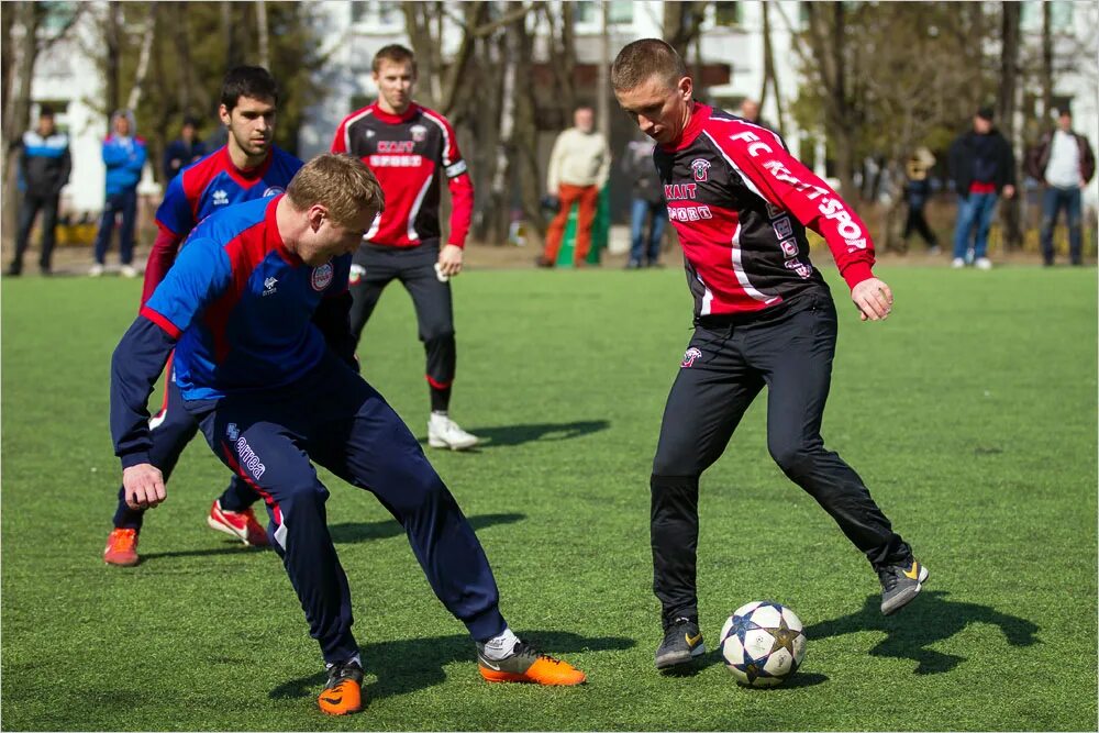 тренировка профессиональных футболистов. футболисты радуются победе. футбол. на спорте фк. футбольный клуб на спорте.