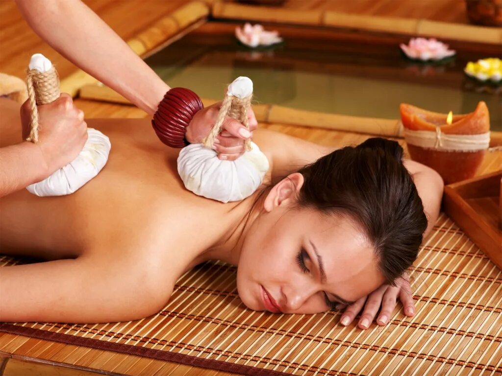 Массаж бывает виды. Королевский тайский spa массаж. массаж травяными мешочками. массаж лица травяными мешочками. тайский массаж мешочками.