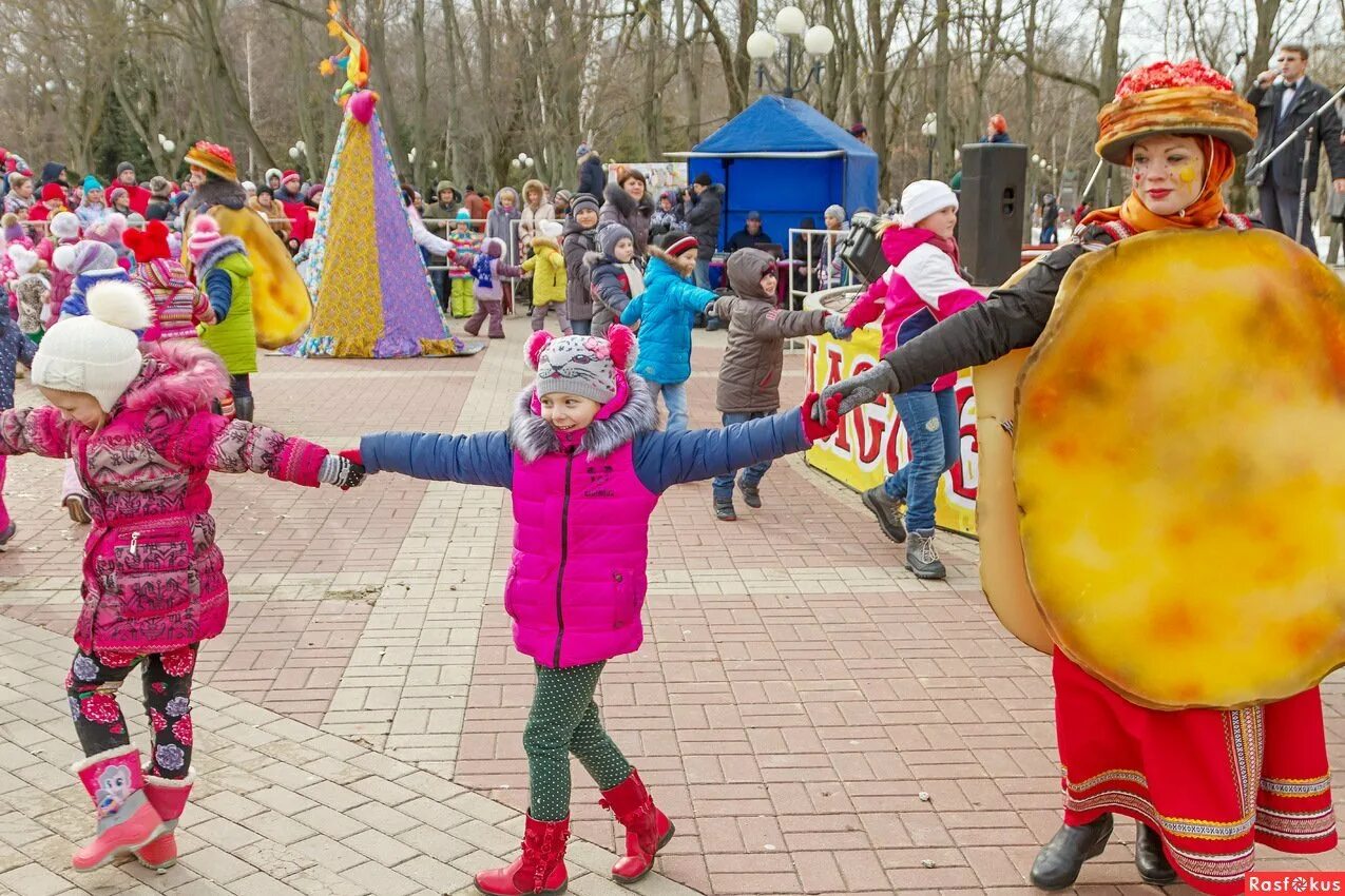 украшение площади на масленицу. масленица на улице. масленица в белокурихе сибирское подворье. масленица на улице. игровые площадки на масленицу.