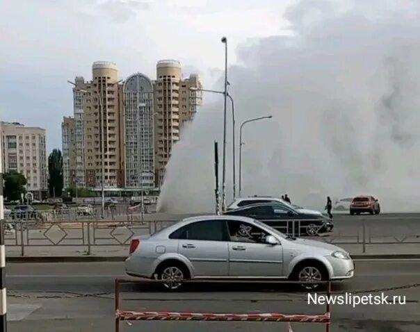 Липецк прорыв теплотрассы. Прорыв трубы фонтан. прорыв трубопровода липецк 10.12.2025. фонтан на театральной площади. прорыв трубы в санкт петербурге.