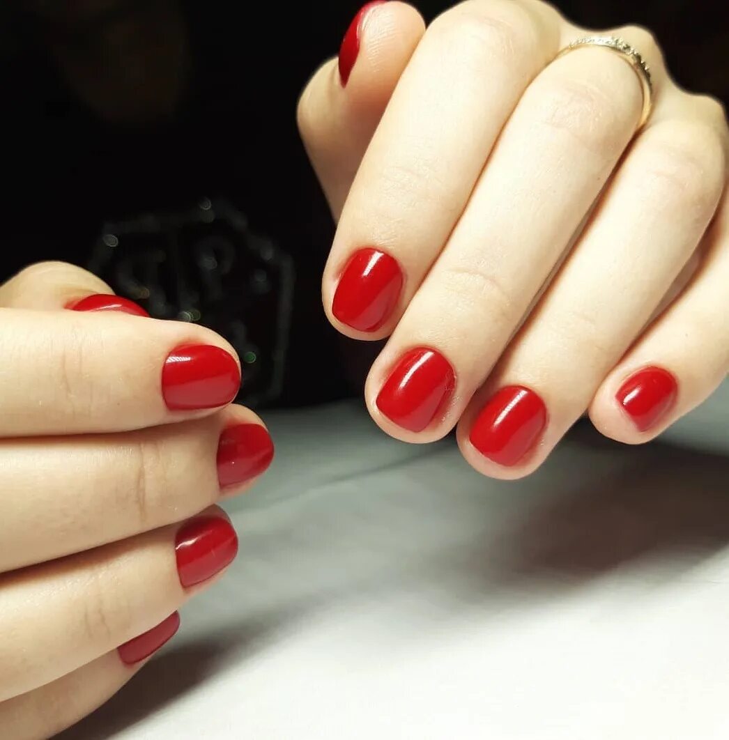 Красный лак на очень коротких ногтях. Красный маникюр на коротки4многти. Классический красный маникюр на короткие. Очень короткий красный маникюр. Очень короткие красные ногти.