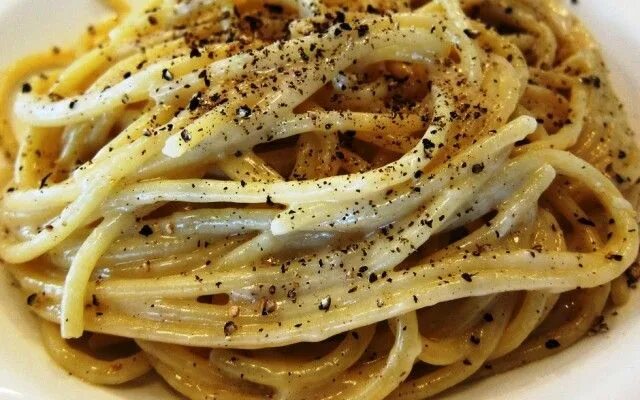 Cacio e pepe. Качо Пепе. Тортелли Качо Пепе. Ригатони Cacio e Pepe. Феттучине Cacio e Pepe.