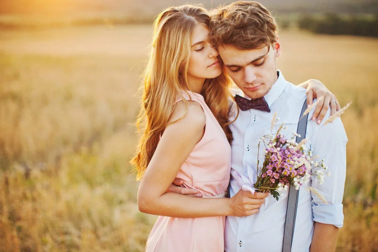 Типичная пара. Фотосессия пары. Love story фотосессия. Романтическая фотосессия на природе. Влюбленная пара.