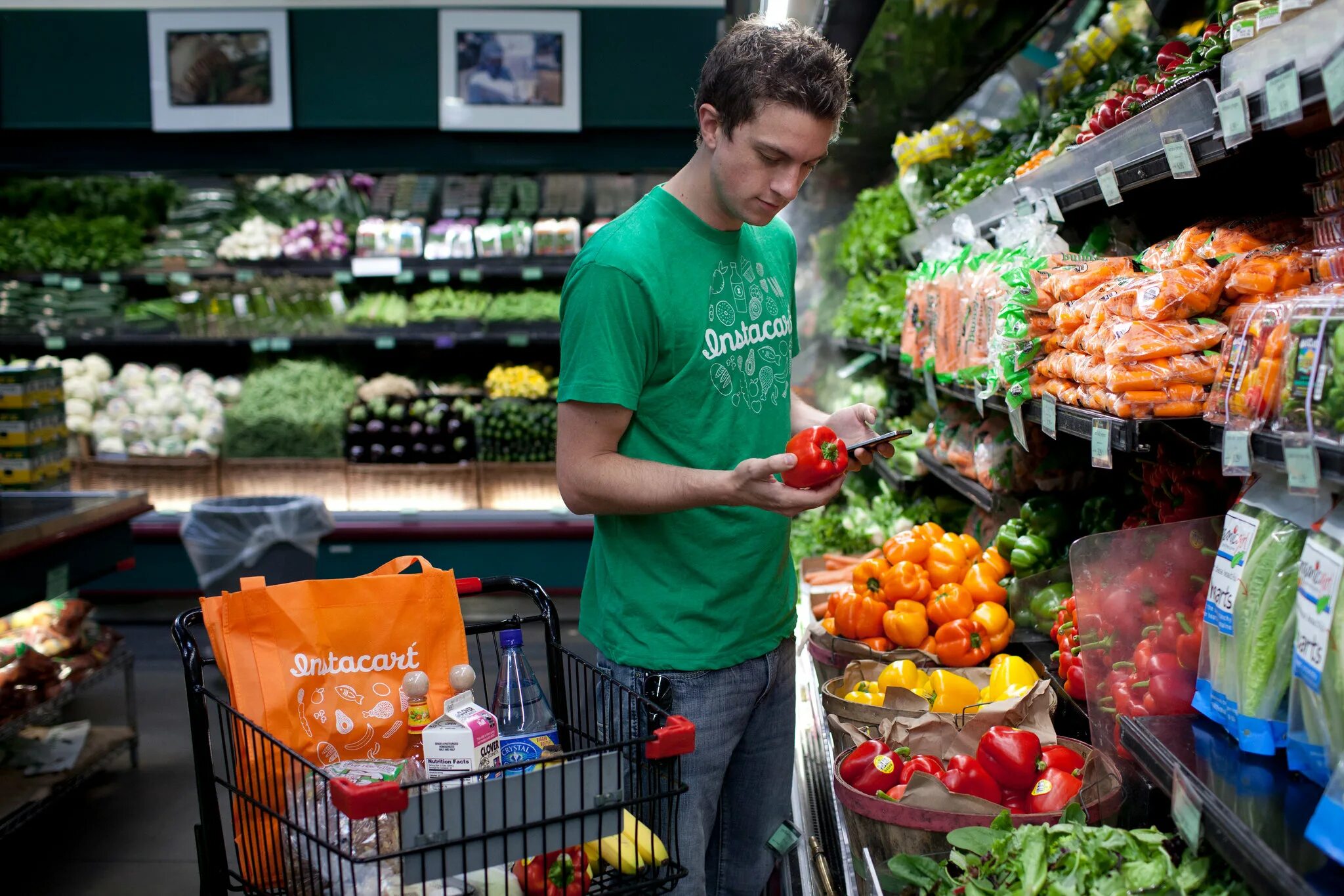 Доставщик продуктов. Поставка продуктов питания. Еда из магазина. Еда из супермаркета. Продуктовый магазин с доставкой