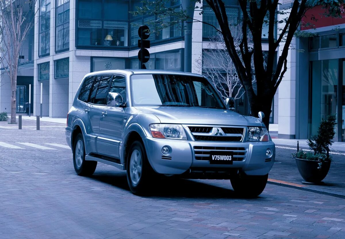 Mitsubishi pajero 3 поколение. Mitsubishi Pajero 5. Паджеро 3 поколения. Mitsubishi Pajero 3 3 поколения.